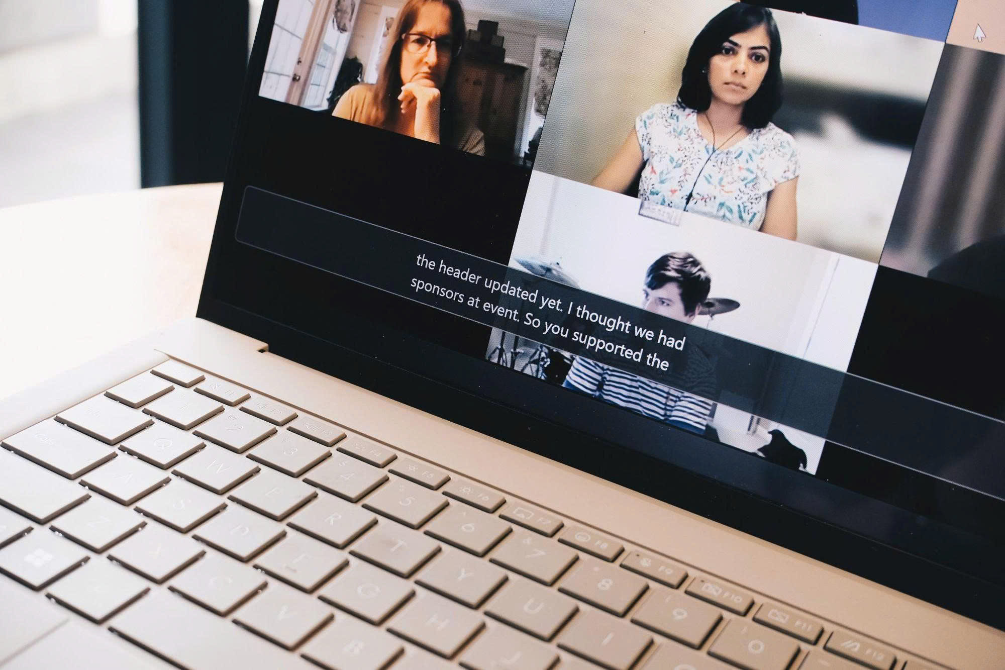 laptop AI 2026 tạo phụ đề tự động khi họp