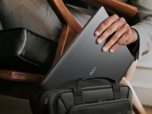 Cận cảnh thiết kế mỏng nhẹ và màn hình tràn viền của Dell Pro 14 Premium 2024